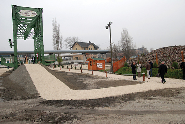 15. ábra. Újpesti Duna-híd-emlékmű a Vasúttörténeti Parkban. (Fotó: Kovács Katalin)